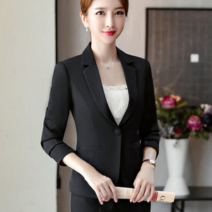 Moteriška proginė striukė ilgomis rankovėmis ir sagomis