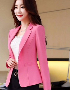 Prigludusio modelio moteriškas švarkas su sagomis