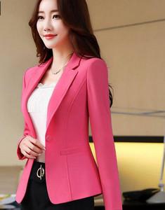 Prigludusio modelio moteriškas švarkas su sagomis