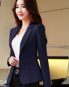 Prigludusio modelio moteriškas švarkas su sagomis