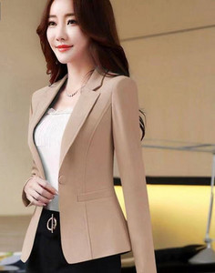 Prigludusio modelio moteriškas švarkas su sagomis