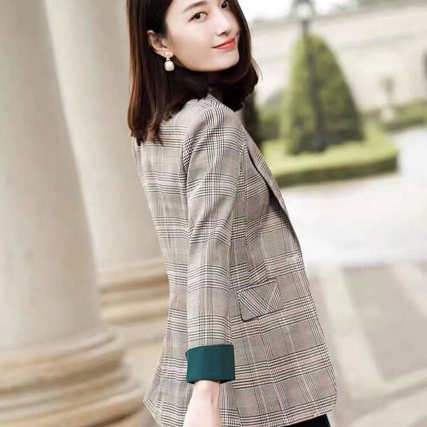 Geaca dama cu model in carouri cu nasturi