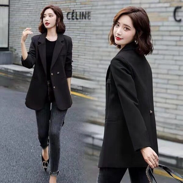 Elegáns női kabát gallérral és gombokkal
