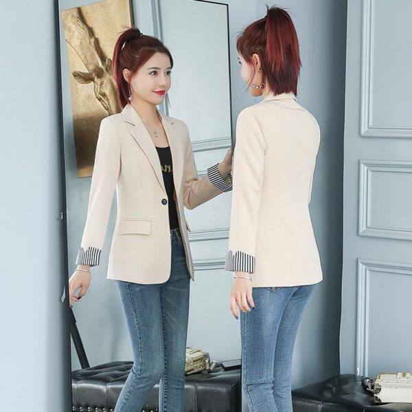 Elegantiškas švarkas su dryžuotais motyvais