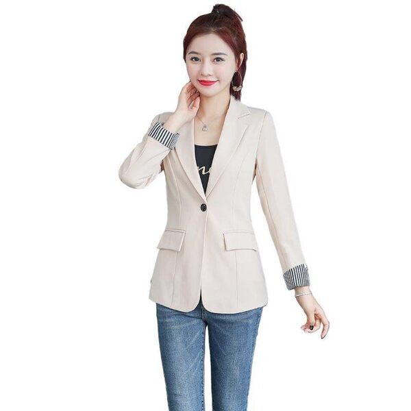 Elegantiškas švarkas su dryžuotais motyvais