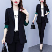 Moteriška juoda striukė su kišene