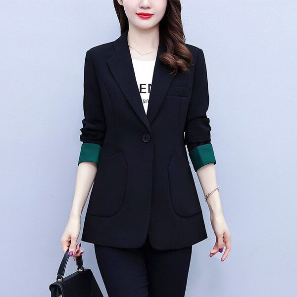 Moteriška juoda striukė su kišene