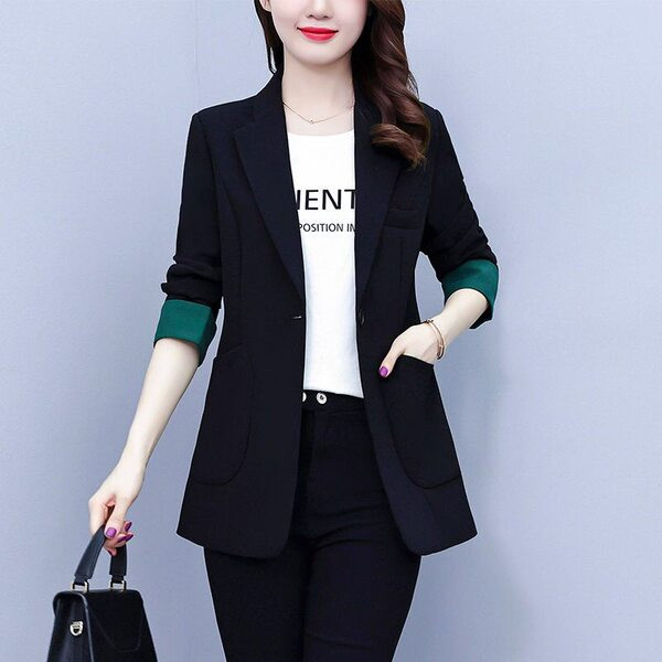 Moteriška juoda striukė su kišene