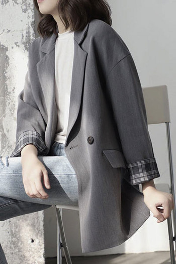 Φαρδύ μοντέλο γυναικείο σακάκι με μακριά μανίκια και κούμπωμα με κουμπιά