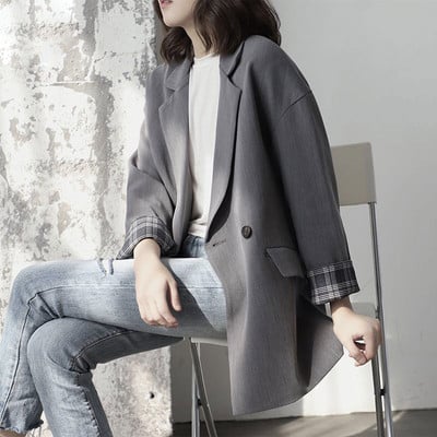 Plataus modelio moteriška striukė ilgomis rankovėmis ir užsegimu sagomis