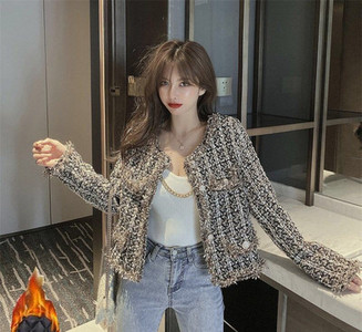 Elegantiška moteriška striukė su raštu ir sagomis