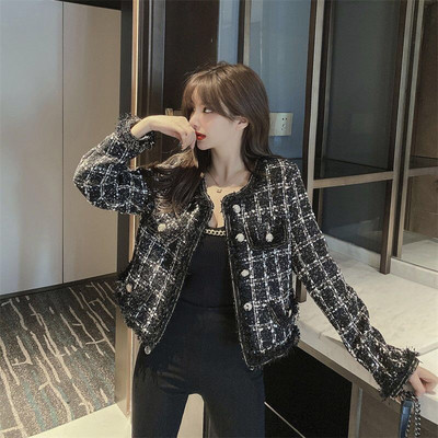 Elegantiška moteriška striukė su raštu ir sagomis