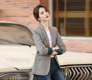 Moteriška languota striukė ilgomis rankovėmis