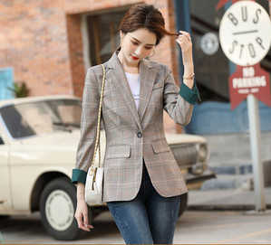 Moteriška languota striukė ilgomis rankovėmis