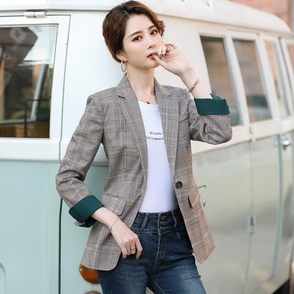 Moteriška languota striukė ilgomis rankovėmis