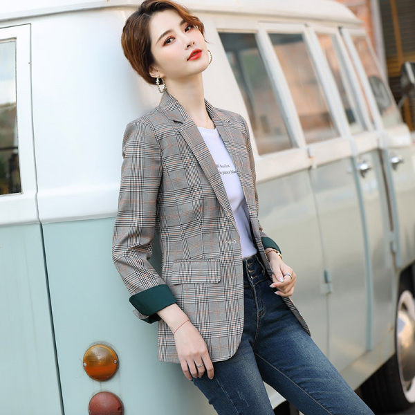 Moteriška languota striukė ilgomis rankovėmis