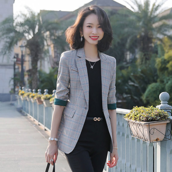 Moteriška languota striukė ilgomis rankovėmis