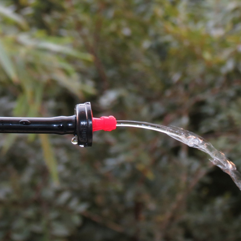 Разнообразен стил Градинско капково напояване Капкомер с фиксиран поток, компенсиращ налягане Емитер 1/4`` спринклерна напоителна рефракционна дюза