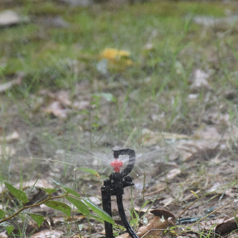Въртяща се на 360 градуса спринклерна дюза Оранжерийно капково напояване Тип G Окачена дюза Микро спринклер 1/4 маркуч 100 бр.