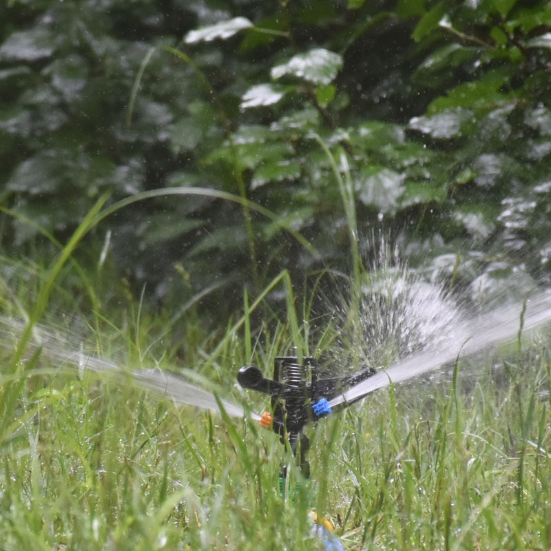 1/2" въртящи се водни спринклерни пръскачки G1/2" пластмасови шипове НАПОЯВАЩИ дюзи Използват се за поливане и напояване 1 КОМПЛЕКТ