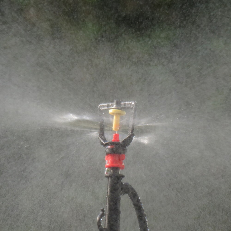 Въртящи се на 360 градуса пръскачки за рефракционна мъгла с конектор за колове Напояване на градини за тревни площи за пръскачки с маркучи 1/4''