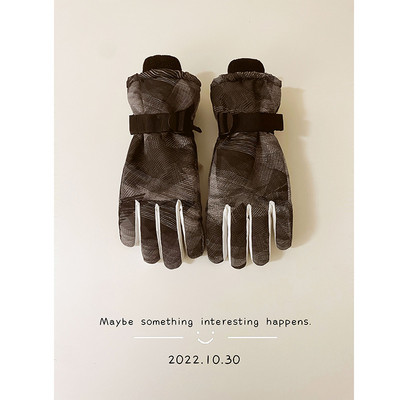 Polsterēti sporta cimdi, kas piemēroti slēpošanai