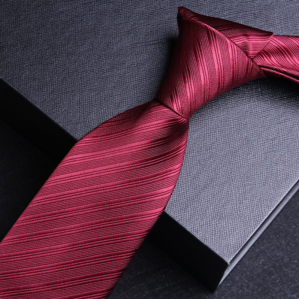Κομψή κόκκινη ανδρική γραβάτα