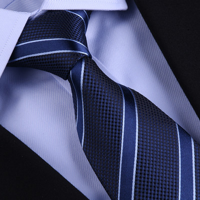 Κομψή ανδρική γραβάτα με φλοράλ μοτίβα