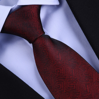 Κομψή ανδρική γραβάτα με φλοράλ μοτίβα