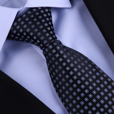 Κομψή ανδρική γραβάτα με φλοράλ μοτίβα