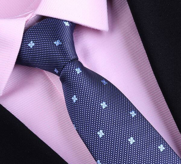 Vīriešu kaklasaite ar ziedu motīviem