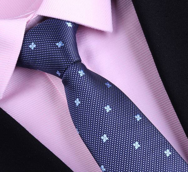 Vīriešu kaklasaite ar ziedu motīviem