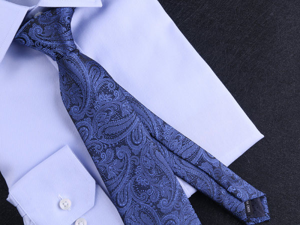 Svinīga vīriešu biznesa kaklasaite