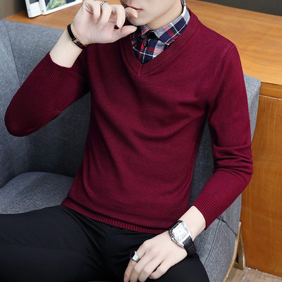 Καθαρή ανδρική μπλούζα με λαιμόκοψη