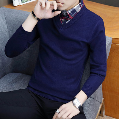 Καθαρή ανδρική μπλούζα με λαιμόκοψη