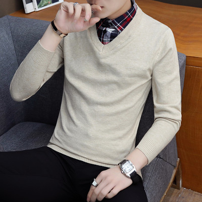 Καθαρή ανδρική μπλούζα με λαιμόκοψη