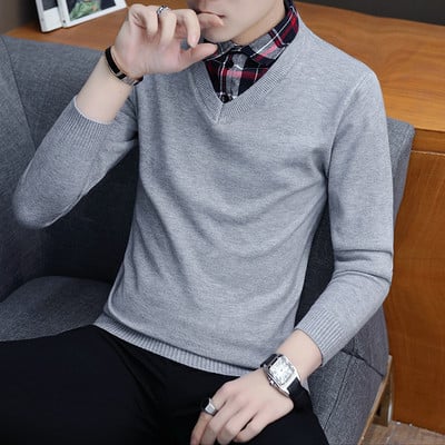 Καθαρή ανδρική μπλούζα με λαιμόκοψη