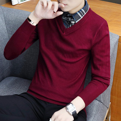 Καθαρή ανδρική μπλούζα με λαιμόκοψη