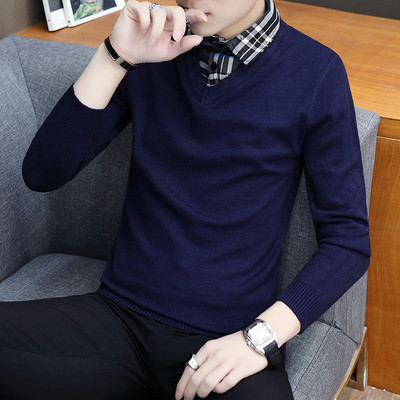 Καθαρή ανδρική μπλούζα με λαιμόκοψη