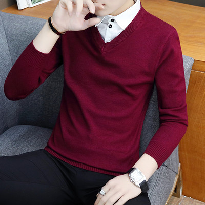 Καθαρή ανδρική μπλούζα με λαιμόκοψη