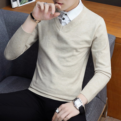 Καθαρή ανδρική μπλούζα με λαιμόκοψη