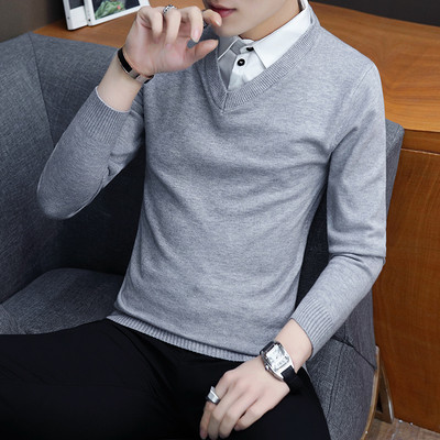 Καθαρή ανδρική μπλούζα με λαιμόκοψη