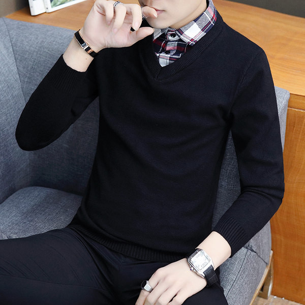 Καθαρή ανδρική μπλούζα με λαιμόκοψη