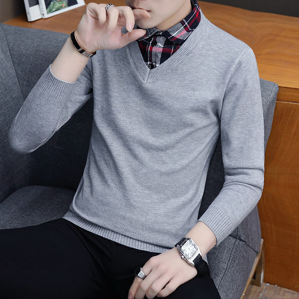 Καθαρή ανδρική μπλούζα με λαιμόκοψη