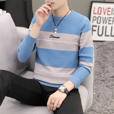 Ανδρικό ριγέ πουλόβερ με οβάλ λαιμόκοψη και κεντητά γράμματα