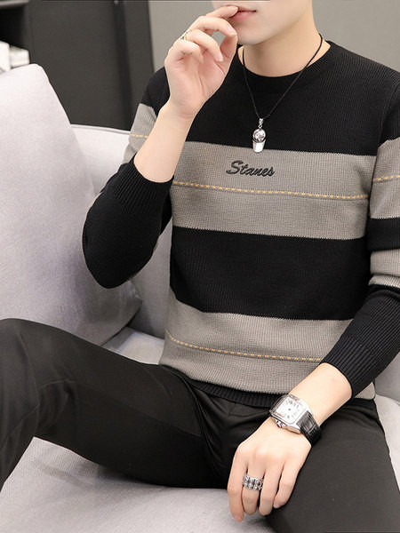 Ανδρικό ριγέ πουλόβερ με οβάλ λαιμόκοψη και κεντητά γράμματα