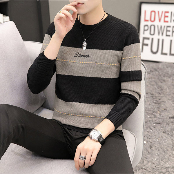 Ανδρικό ριγέ πουλόβερ με οβάλ λαιμόκοψη και κεντητά γράμματα