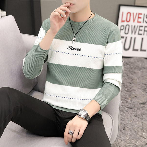 Ανδρικό ριγέ πουλόβερ με οβάλ λαιμόκοψη και κεντητά γράμματα