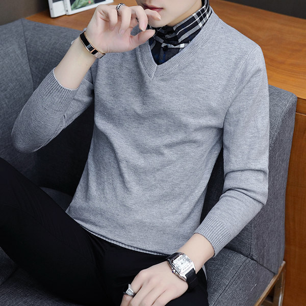 Ανδρικό πουλόβερ κλασικό μοντέλο με μυτερή λαιμόκοψη