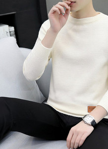 Vīriešu blūze ar ovālu kakla izgriezumu un izšuvumu